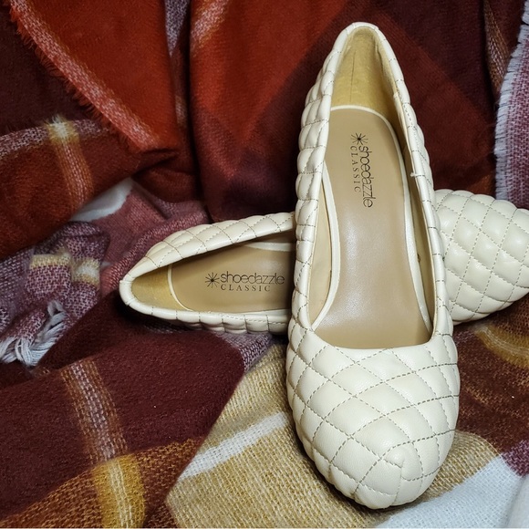 Vintage Cream Color Quilted Vegan Leather Pumps. 4.5" Heel. Size 8 - Picture 7 of 16